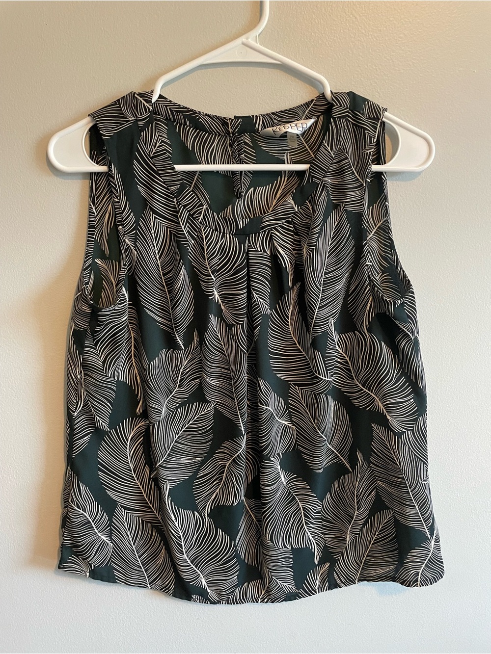 Kasper Dark Green and White Leaf-Print Sleeveless Camisole